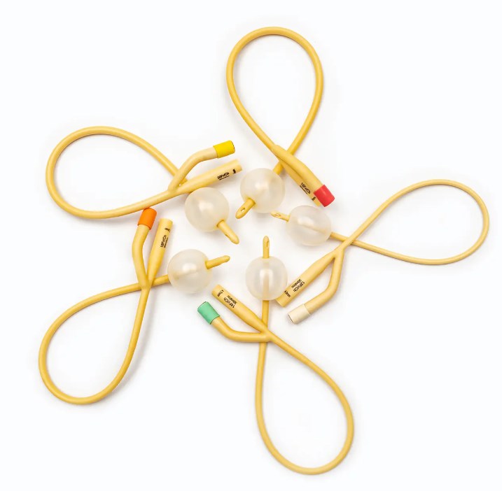 尿道カテーテルの材質と構造は実際の使用感にどのような影響を与えるのでしょうか?